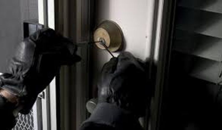 Bakıda bağ evindən 50 minə yaxın pul apardılar: görün oğru kim çıxdı?