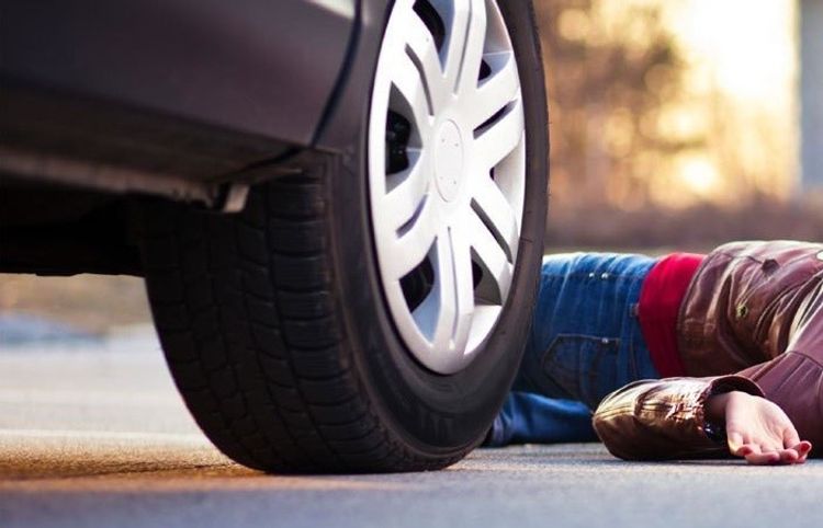 Maşınla vurulan qadın yerindəcə keçindi