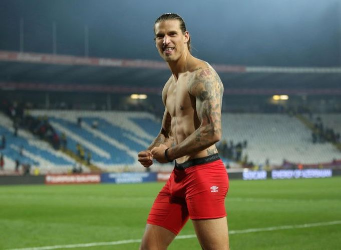 Komendant saatını pozan futbolçu ev dustağı edildi