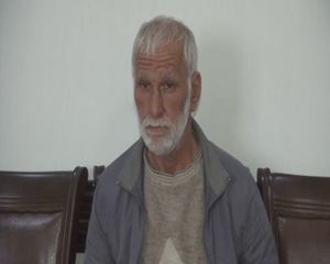 Satıcını balta ilə qorxudub...