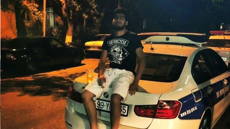 Yol Polisindən DYP maşınının üstündə pivə içən gənclə bağlı AÇIQLAMA