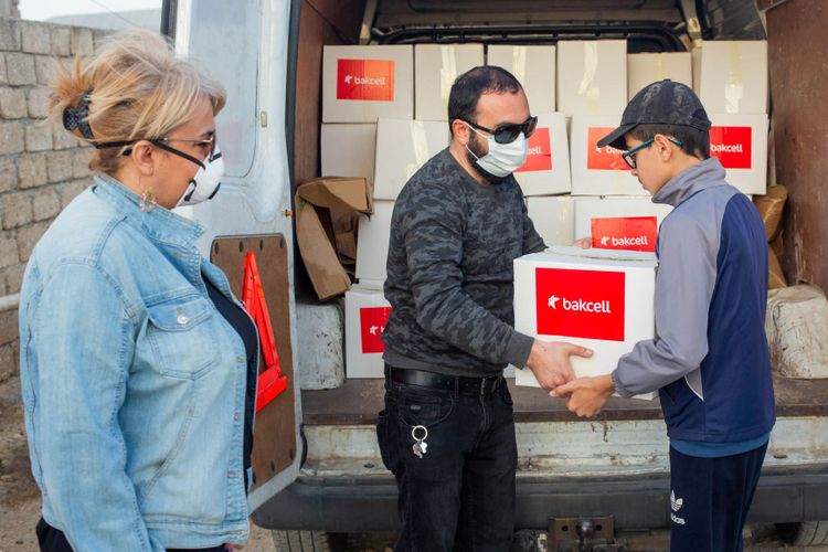 Bakcell Binədə yaşayan aztəminatlı ailələrə ərzaq yardımı edib