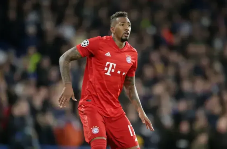 "Bavariya" müdafiəçisini satır