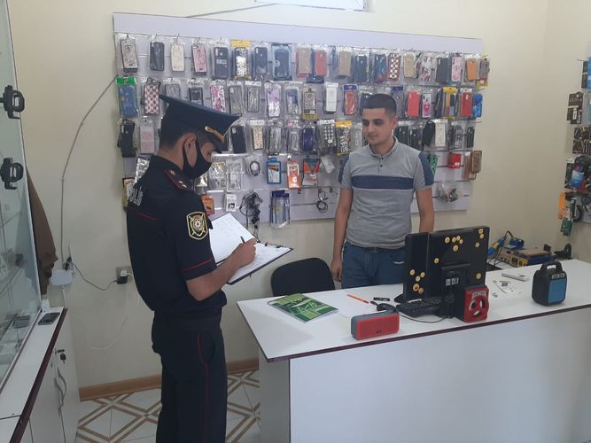 Polis rayonda reyd keçirdi: maskasızlar cərimələndi