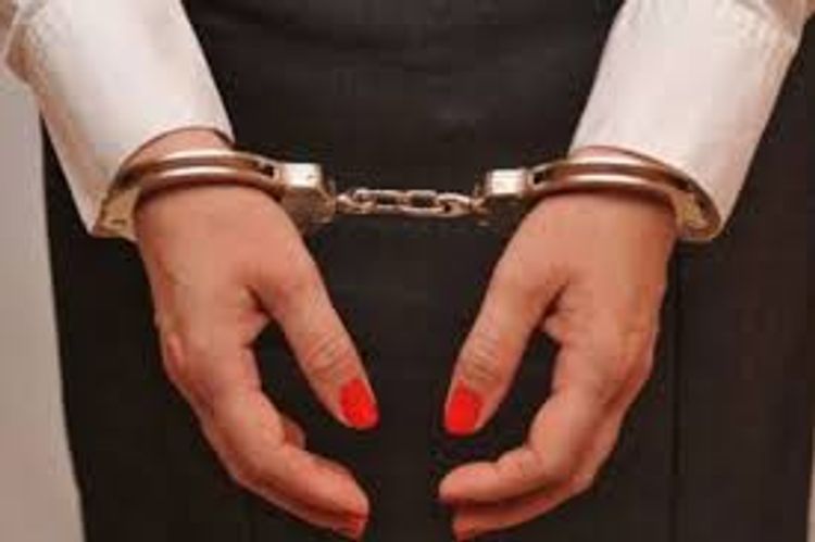 Evdən qızıl oğurlayan qadın tutuldu