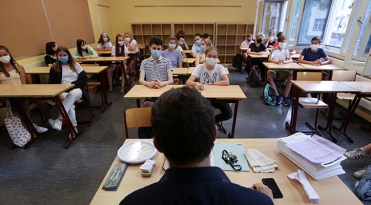 Dünyada məktəblərin nə vaxt açılacağı müzakirə olunur 