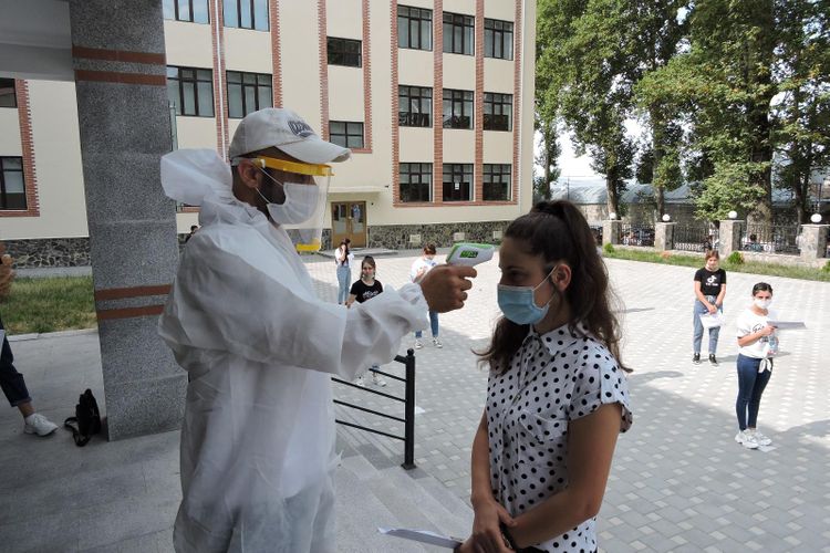 Hərarəti olan abituriyent imtahana buraxılmadı - BİR ABİTURİYENT İSƏ...