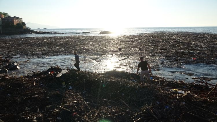 Sel Qara dənizin mənzərəsinii dəyişdi - FOTO