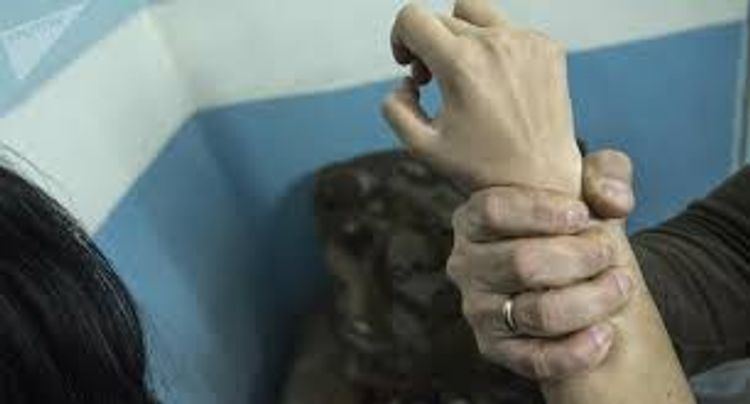 Qadınları döyüb pullarını aldı