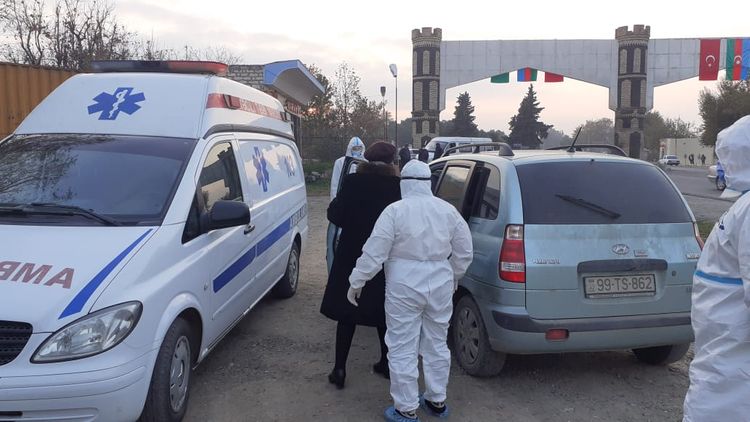 Koronavirus xəstəsi olan ər-arvad icazəsiz evdən çıxdı - VİDEO