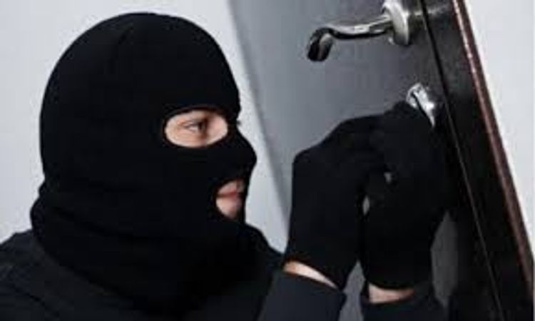 Keçmiş məhkum tədris mərkəzindən oğurluq etdi