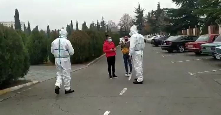 Aktiv koronavirus xəstəsi olan qız küçədə tutuldu - VİDEO