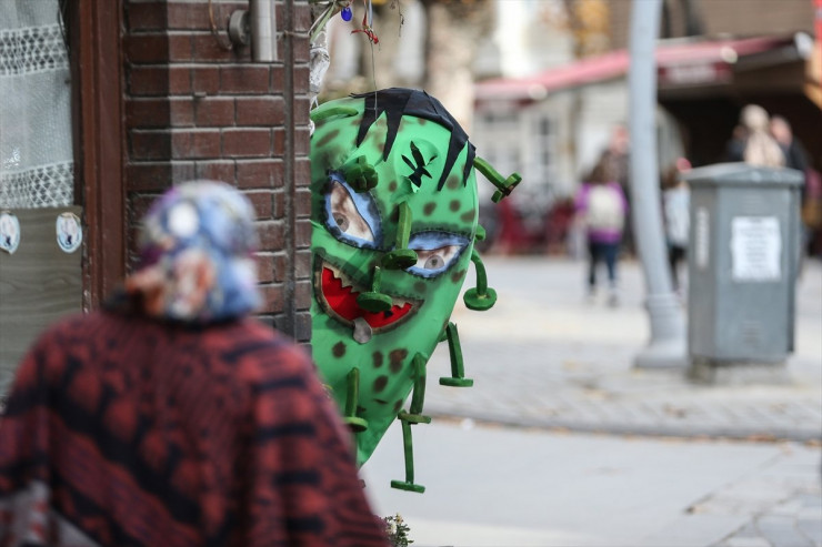 Koronavirus kostyumu geyən aktyordan vətəndaşlara xəbərdarlıq