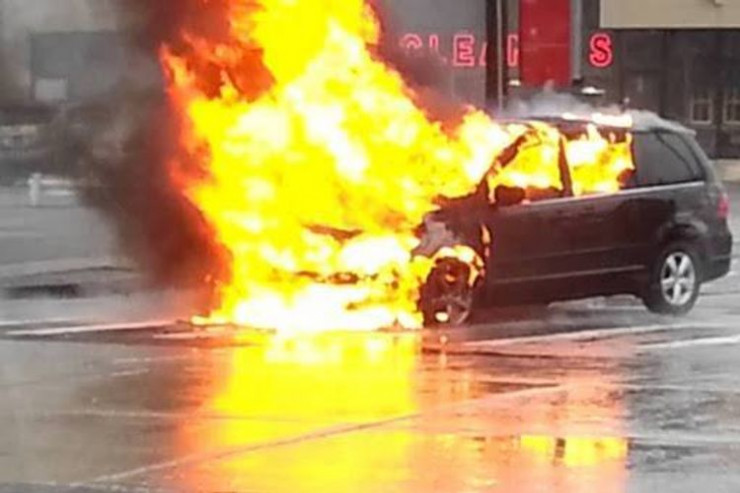 Bakıda avtomobil yanıb, xəsarət alan var