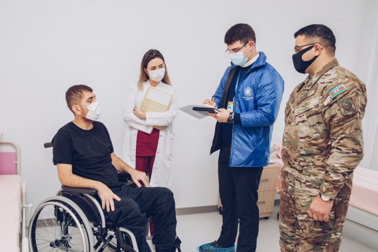 "YAŞAT" əməkdaşları yaralananlar və şəhid ailələri ilə görüşürlər -  FOTO 