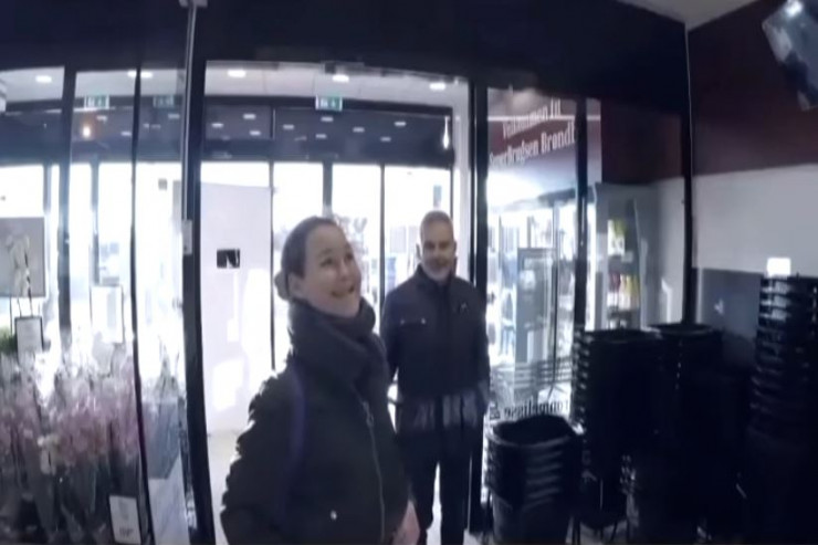 Marketə girmək üçün gülən alıcı