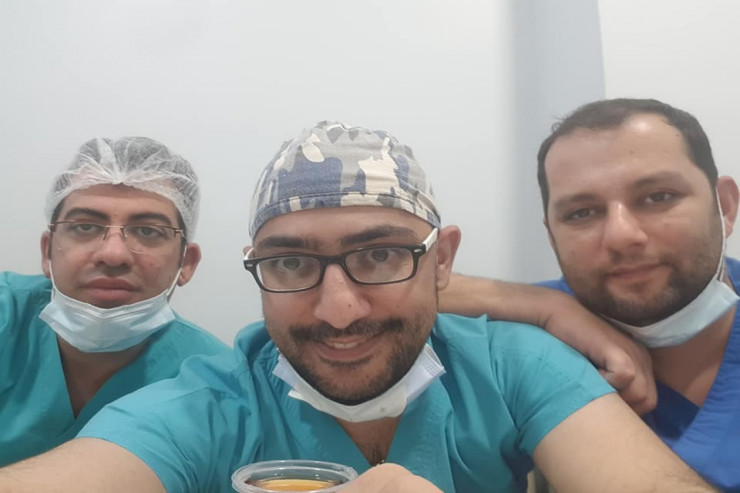Cərrah Vüqar Qurbanov həmkarları ilə