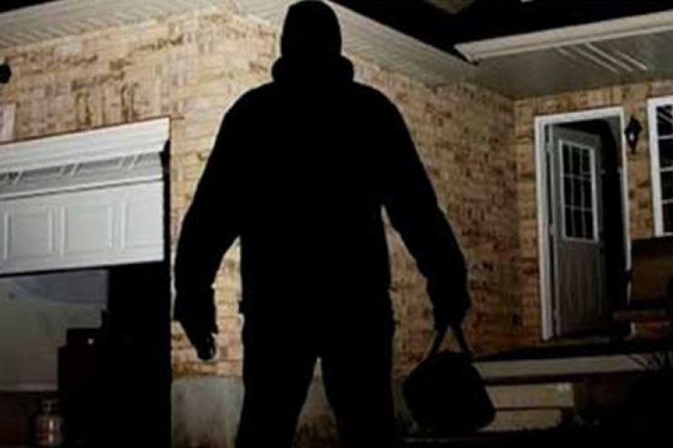 Evdən paltar oğurlayan tutuldu