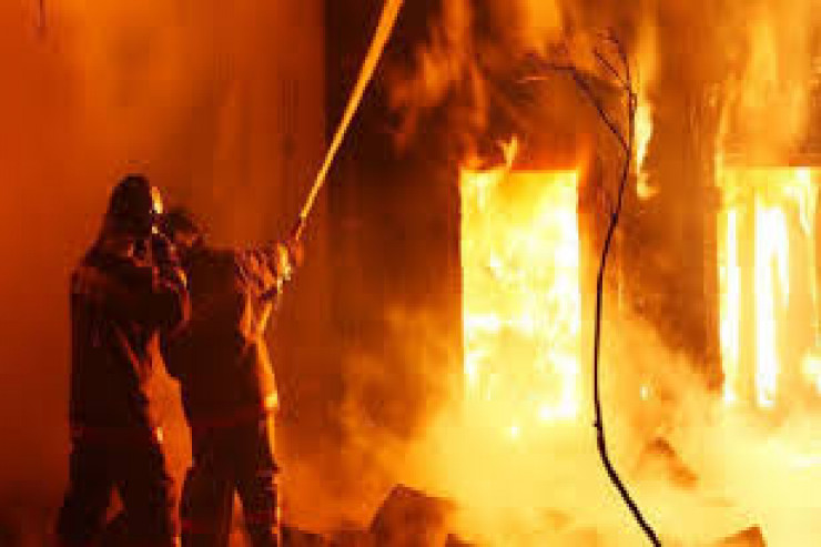 Bakıda bir nəfər köşkün içində diri-diri yandı