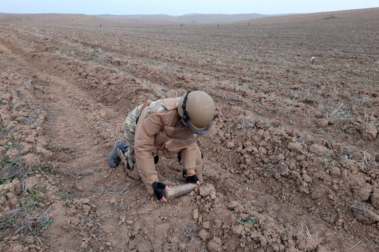 Mina təmizləyən əsgər