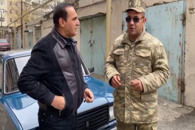 Manaf Ağayev hərbiçiyə maşın hədiyyə edib