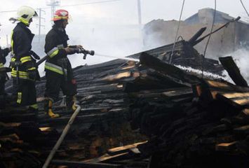 Mebel sexi taxtalarla birgə yandı