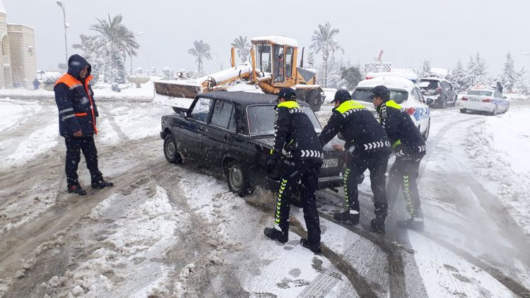 Polis yolda qalan sürücülərə belə kömək etdi - FOTO