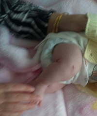 Dəhşətə gətirən OLAY: 40 günlük körpəsini bıçaqladı - FOTO