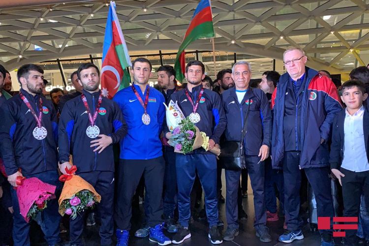 Yunan-Roma güləşi üzrə Azərbaycan yığması bu gün Vətənə qayıdıb - FOTO
