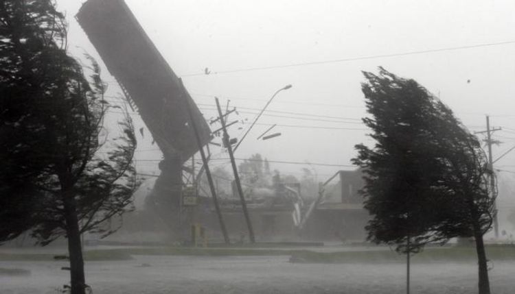 Dənizdə dalğanın hündürlüyü 3,8 metrə çatdı - FAKTİKİ HAVA