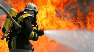 Azərbaycanda kollec binası yandı