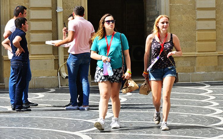  Turistlər turoperatorlar vasitəsilə daha çox hansı ölkələrə gedir?