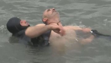 Dənizdən xaç çıxarmaq istədi: ÖLÜMLƏ üzləşdi  - VİDEO