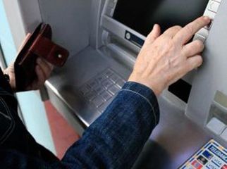 İki qadının bank hesabından pul oğurladı