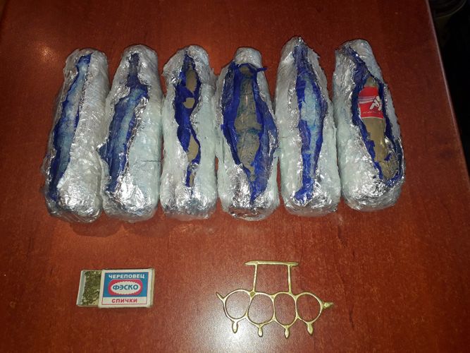  Narkotik keçirməyə cəhd etdi, cibindən beşbarmaq çıxdı