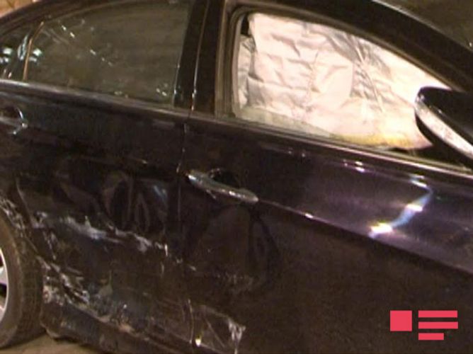 Maşını evakuatora çırpan sürücü son anda xilas edildi