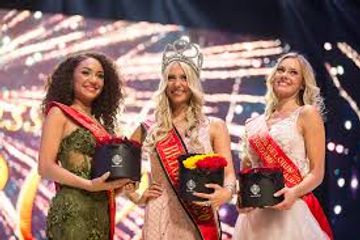 İlin gözəli seçildi, səhnədə yıxıldı, alt paltarı... - VİDEO