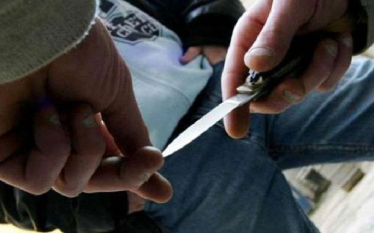 Həmkəndlisini bıçaqlayıb qaçdı