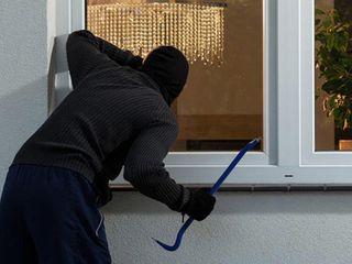 Nəvə nənəsinin qızıllarını oğurladı