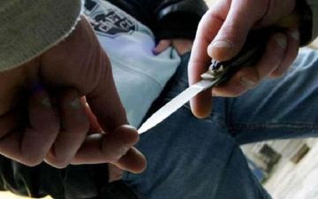 Həmkəndlisini bıçaqlayıb qaçdı