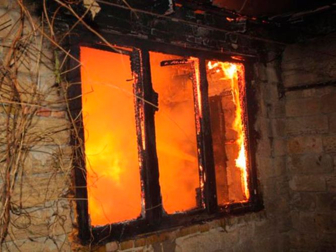 3 otaqlı evdə yanğın olub, yaralanan var