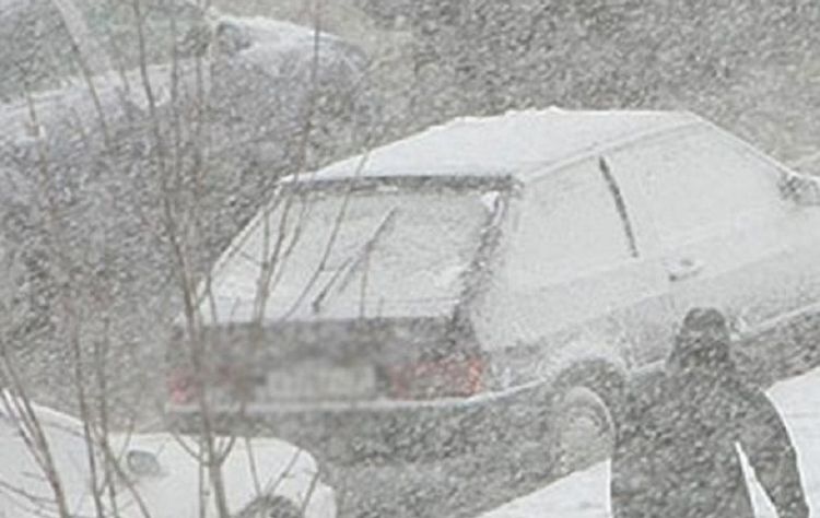 Avtomobil 4 sərnişinlə qarda batdı