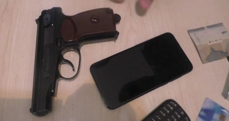 Keçmiş məhkumdan avtomat və tapança götürüldü