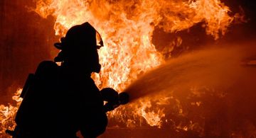 Tikili əşyalarla birgə yandı