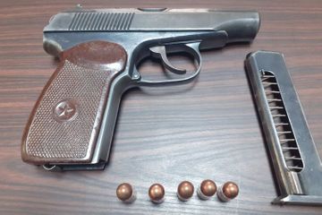 Qızı atasının silahını...