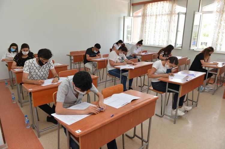 Növbəti buraxılış imtahanları keçirildi: bir nəfərdə telefon aşkarlandı - YENİLƏNİB