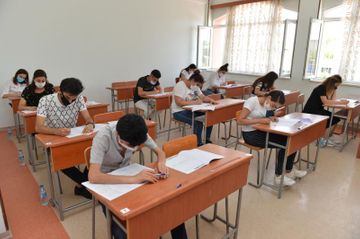 Növbəti buraxılış imtahanları keçirildi: bir nəfərdə telefon aşkarlandı - YENİLƏNİB