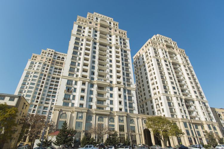 “Mirvari Park” özünü 17-ci mərtəbədən atmaq istəyən şəxslə bağlı açıqlama verib - VİDEO