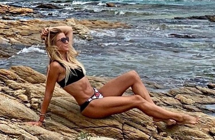 Tanınmış modelyer YARIÇILPAQ ŞƏKİLLƏRİNİ paylaşdı