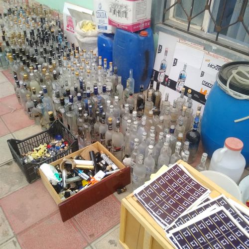 Saxta "brend" araqlar hazırlayan sex aşkarlandı - FOTO